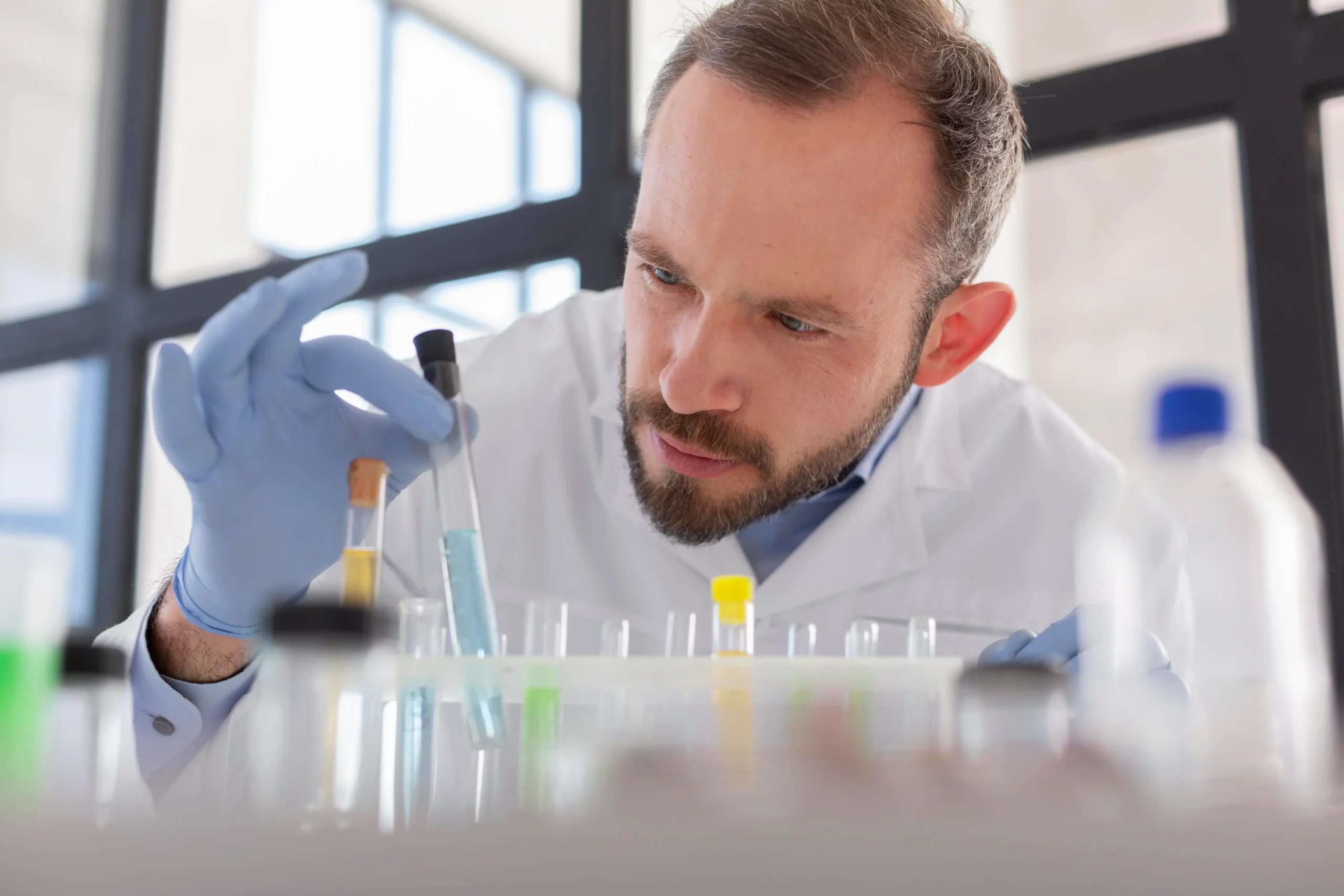 Chemik z laboratorium PRO-LAB s.c. analizuje nadmiarowe próbki surowców w okresie wzmożonej produkcji