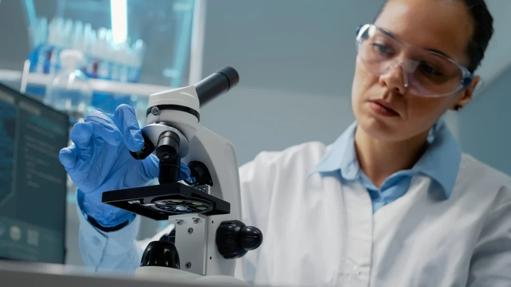 Specjalista w akredytowanym laboratorium PRO-LAB wykonujący profesjonalne badania chemiczne