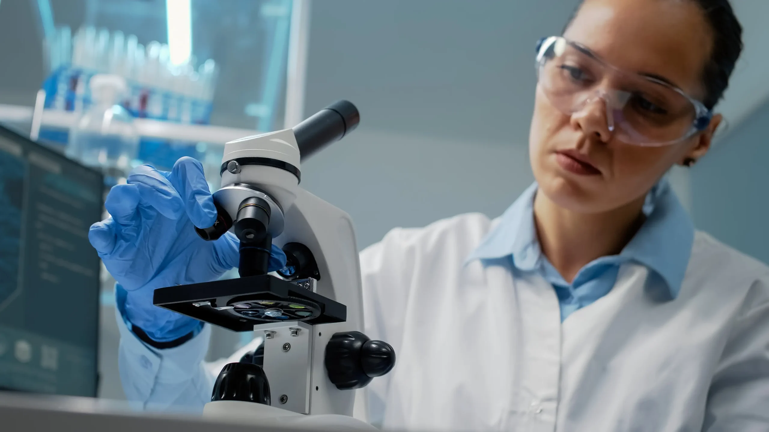 Specjalista w akredytowanym laboratorium PRO-LAB wykonujący profesjonalne badania chemiczne