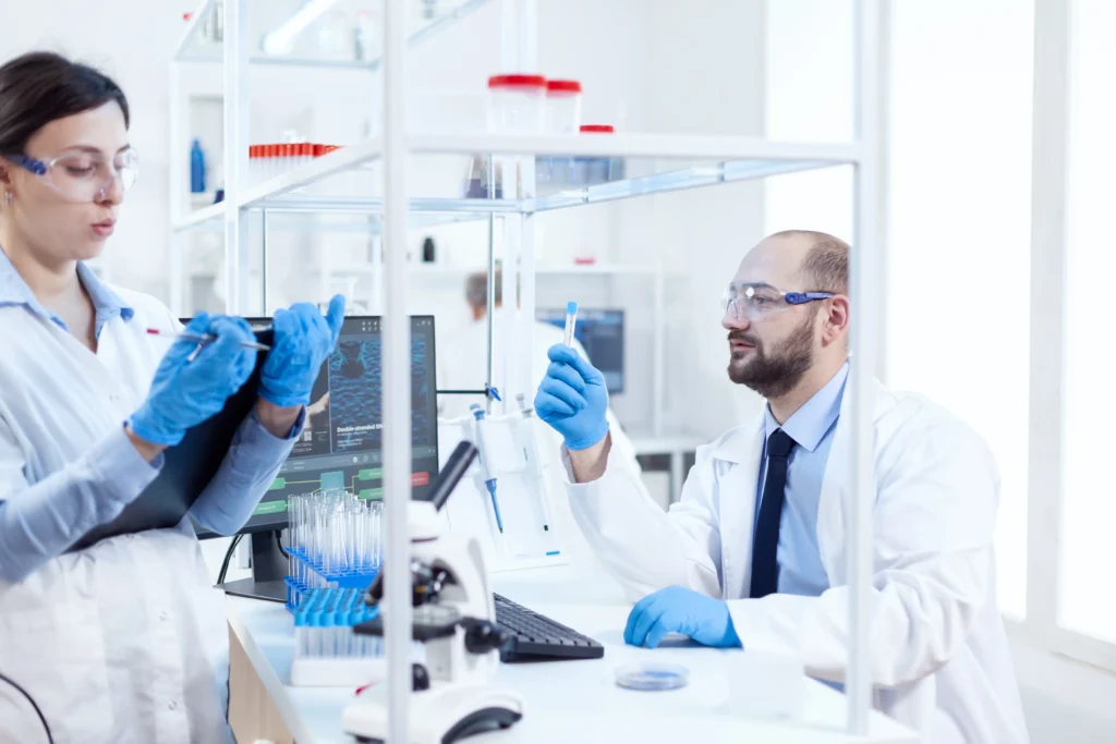 Chemicy wykonujący analizy próbek w nowoczesnym laboratorium badawczym.